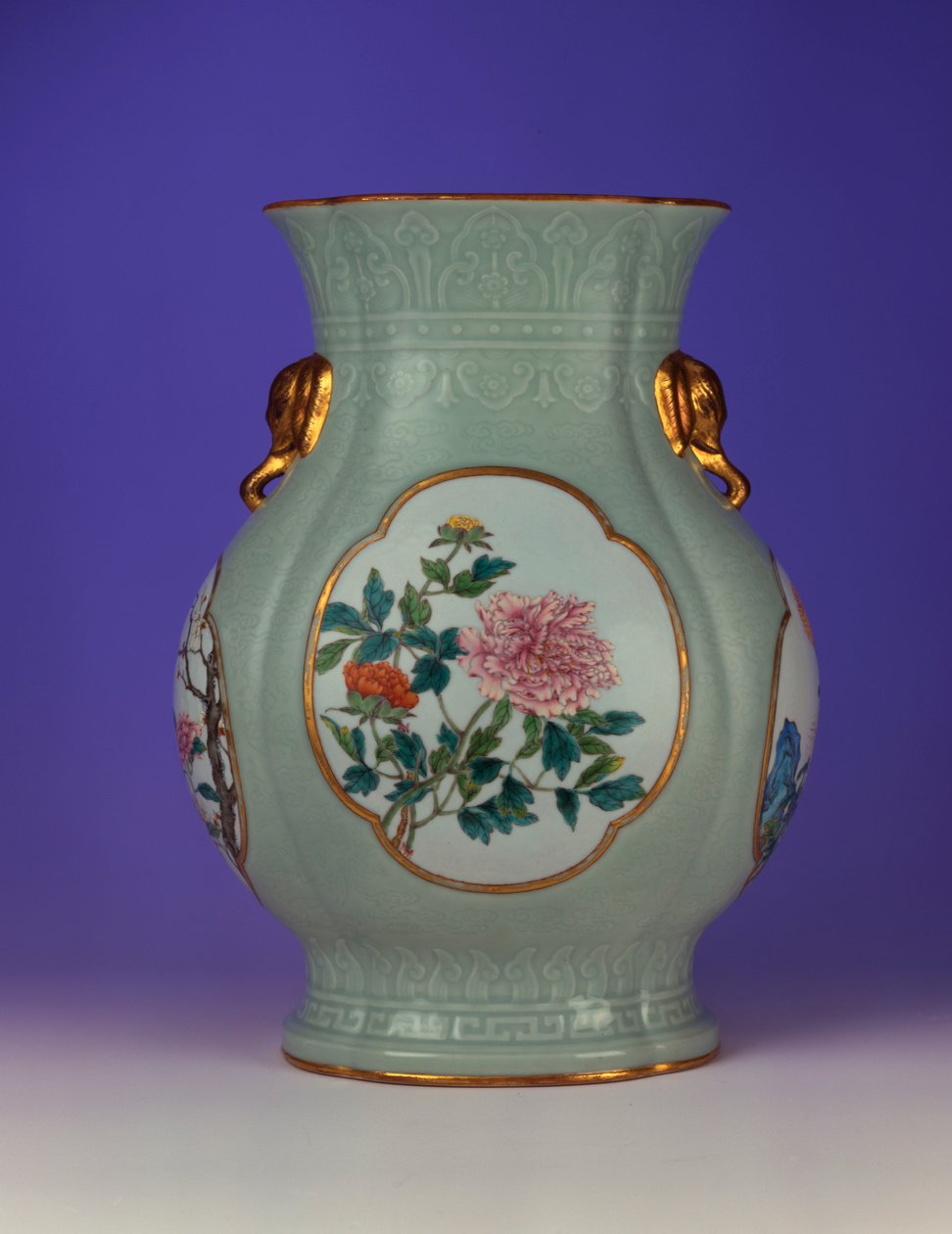 En fin og meget sjælden famille rose celadon-slebet vase med en forgyldt kontur emalje af prunus og roser, en af fire emaljer forestillende "Flowers of the Four Seasons", 1735-1795 af Chinese School