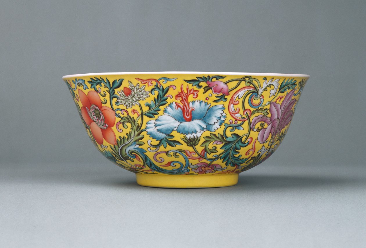 En fin famille rose gul-malet skål, 1821-1850 af Chinese School