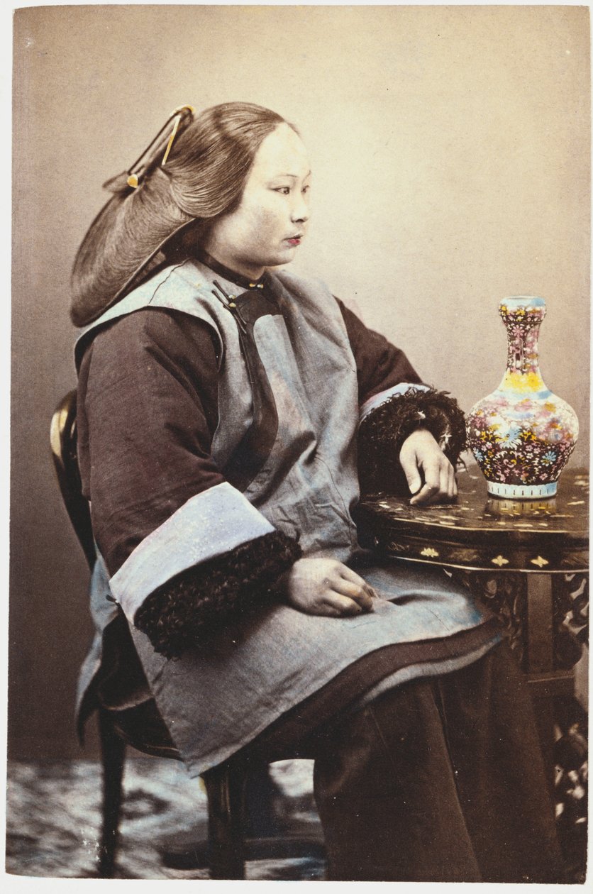 A hand tinted photograph of a young Chinese womandani af Chinese School