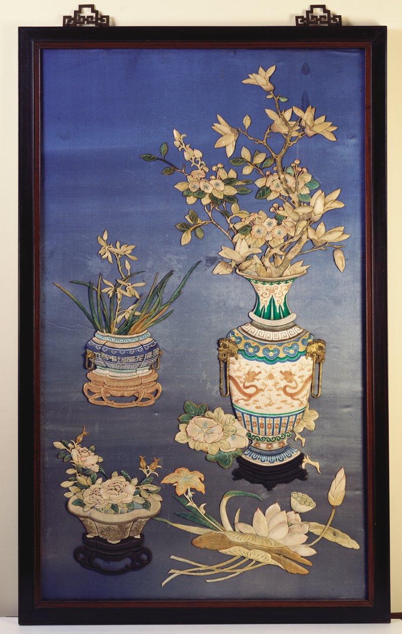 Et silkepanel, der forestiller vaser med kirsebærblomster, magnolia og orkideer og en jardinere med roser blandt kviste af lotus, dagliljer og morgenfruer af Chinese School