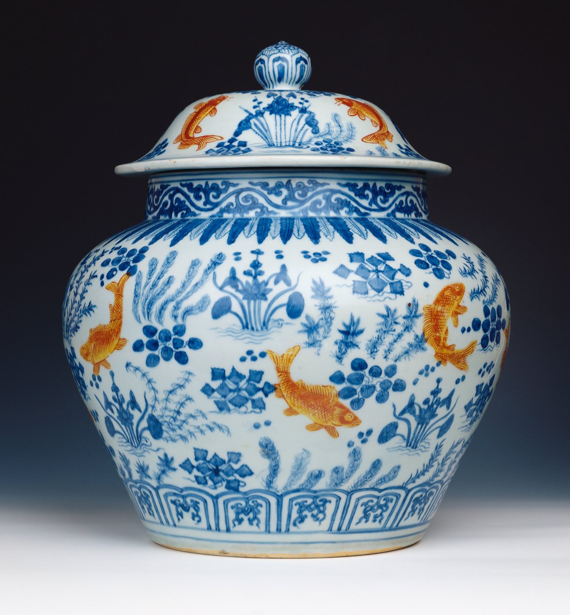 En emaljeret blå og hvid "Fish" krukke og låg, 1522-1566 af Chinese School