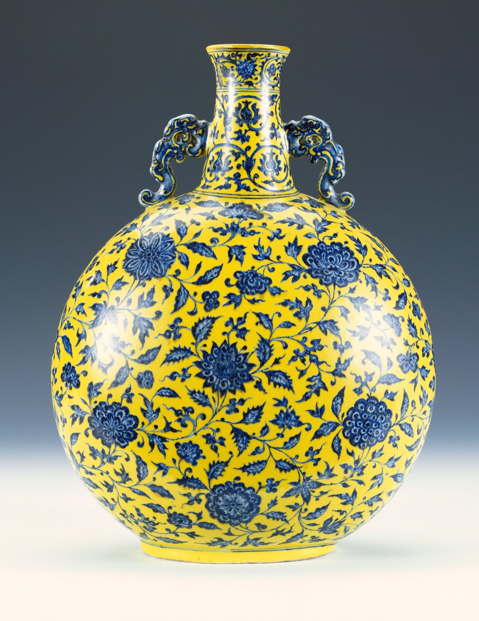 En underglasur blå og gul emaljeret måneflaske med pæon- og lotusmønster, ca. 1723-1735 af Chinese School