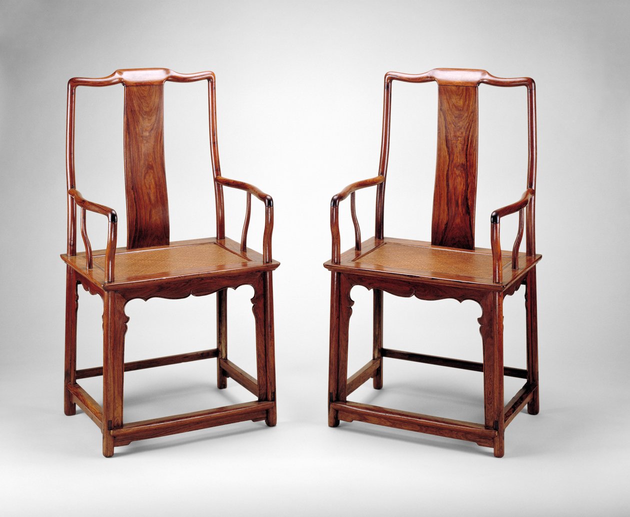 Lænestole med gennemgående bøjlerygge, c.1600 (træ) af Chinese School