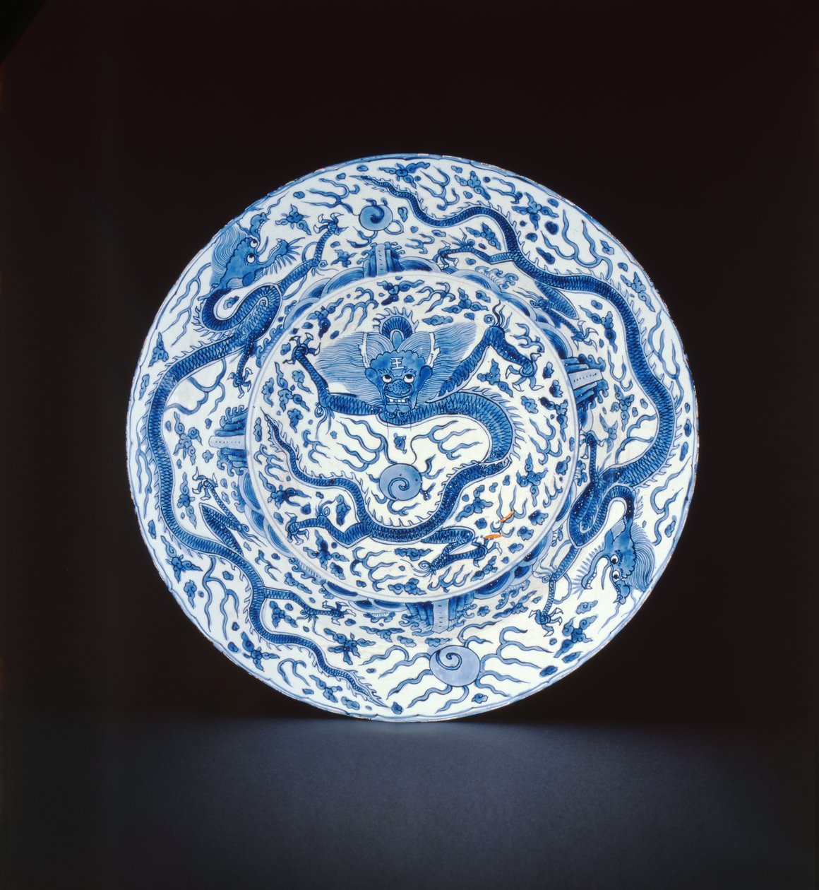 Blåt og hvidt fad malet med drager, Wanli eller Chongzheng, 1600-35 (porcelæn) af Chinese School
