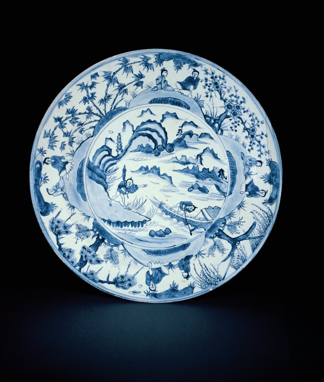 Blåt og hvidt fad malet med fiskere i en flodscene, Tianqi eller Chongzheng, 1620-30 (porcelæn) af Chinese School