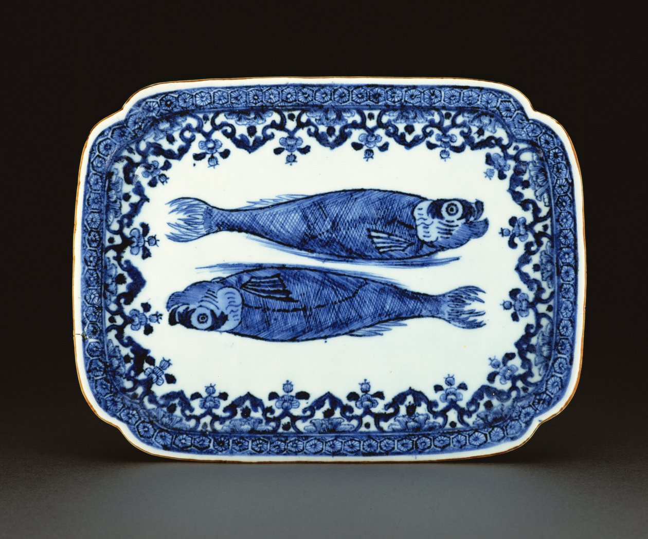 Blåt og hvidt eksportfad i porcelæn malet med fisk (porcelæn) af Chinese School