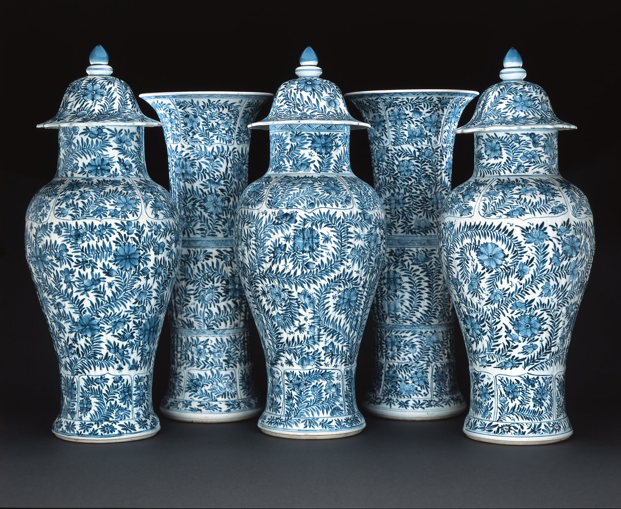 Blå og hvid garniture, Kangxi-perioden (1662-1722) (porcelæn) af Chinese School