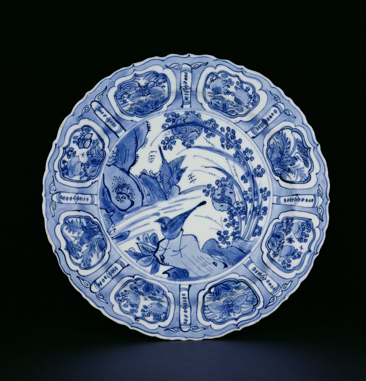 Blå og hvid kraakplade malet med fugle i et landskab, Hejremærke, Wanli, 1595-1605 (porcelæn) (se 205991) af Chinese School