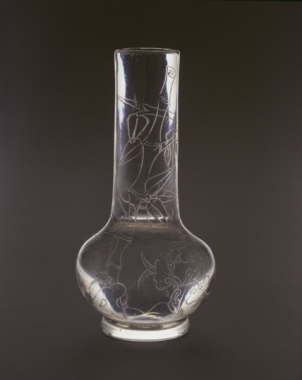 Flaske indgraveret med bambus, lingzhi svampeplanter og sten, Qianlong mærke og periode, 1736-95 (glas) af Chinese School