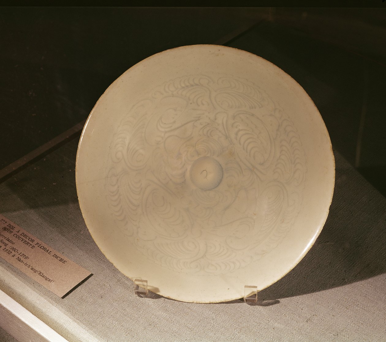 Skål med en indskåret blomsterdekoration, fra Nanchang, Jiangxi-provinsen, Sung-dynastiet, 12.-13. århundrede (porcelæn) af Chinese School