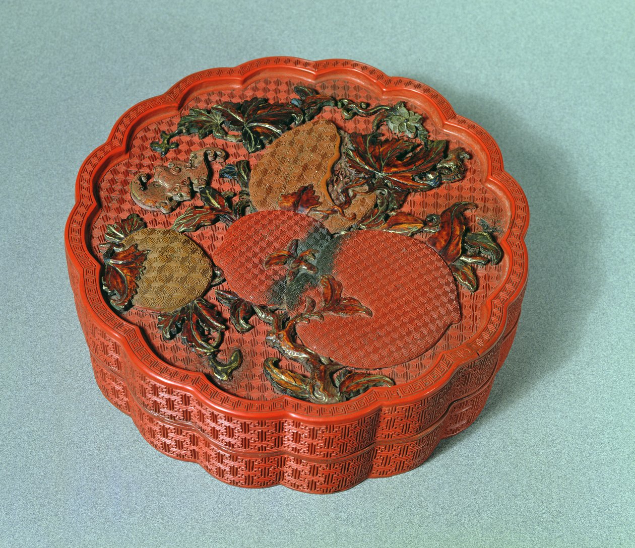 Æske med okker, grøn og brun dekoration, 1700-tallet (cinnoberlak) af Chinese School