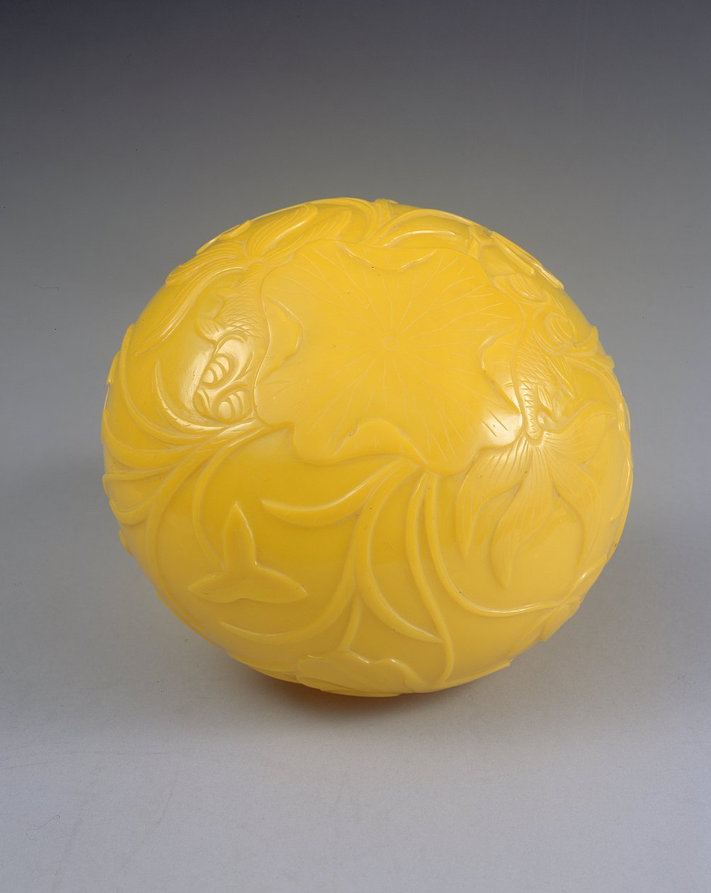 Udskåret skål, Qianlong periode (1736-95) (farvet glas) (se også 272124) af Chinese School