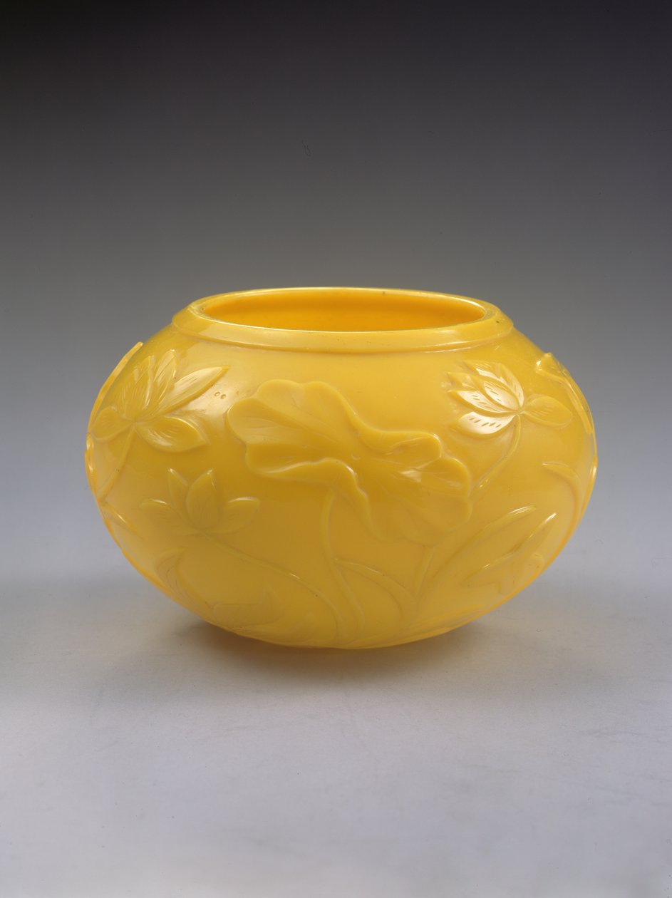 Udskåret skål, Qianlong periode (1736-95) (farvet glas) (se også 272125) af Chinese School