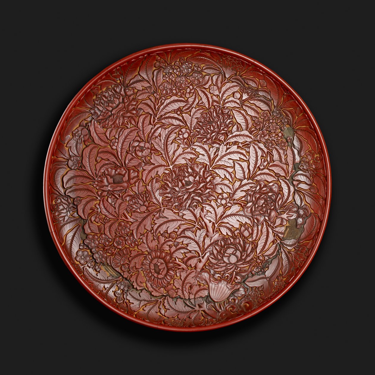 Udskåret fad med mærket Xuande (1426-36) i bunden, kinesisk (rød lak på træ) af Chinese School