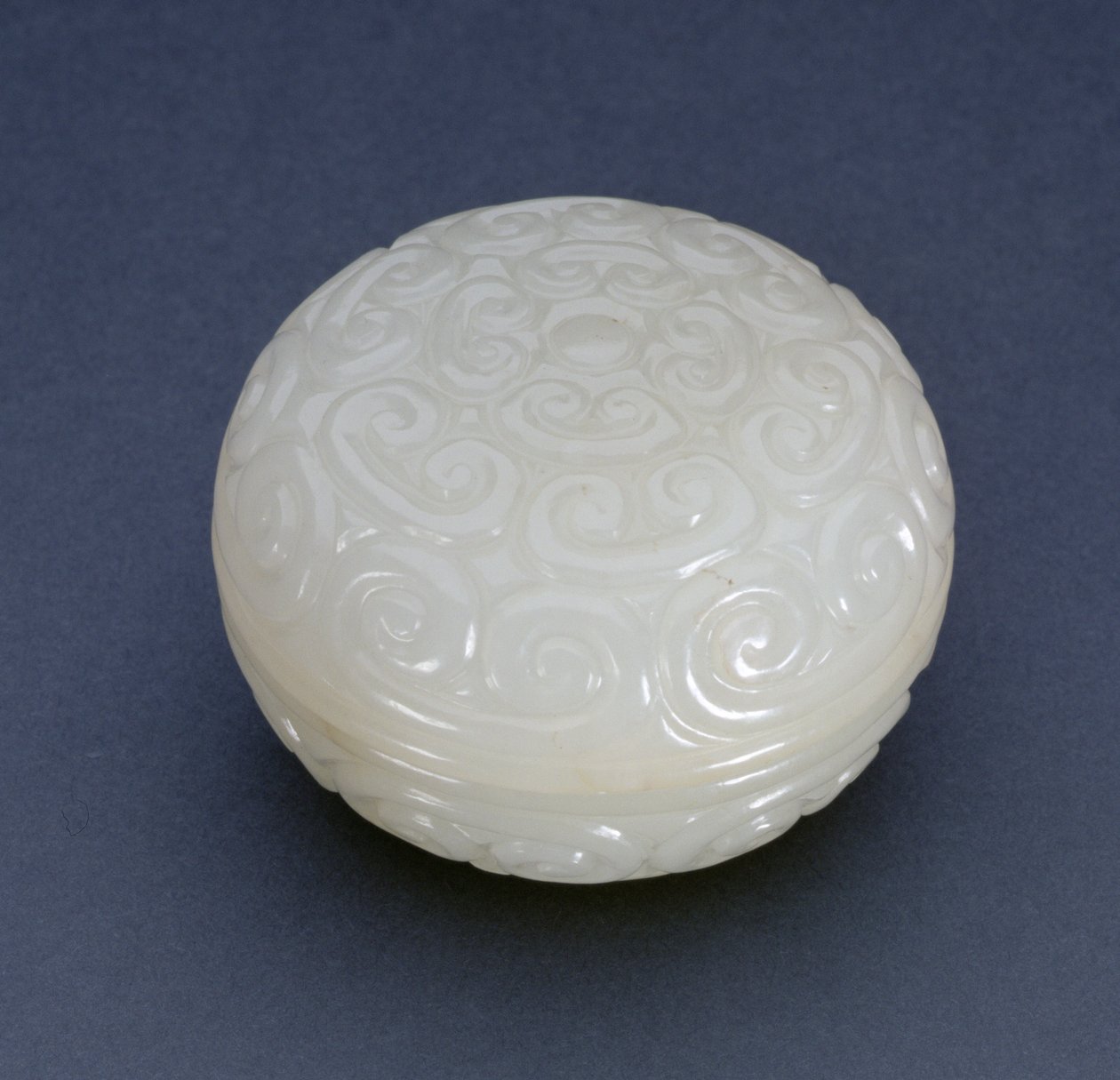 Circular Seal-Paste Box af Guri-lakstil med lingzhi-ruller, Ming-dynastiet (hvid sten) (se også 241120) af Chinese School