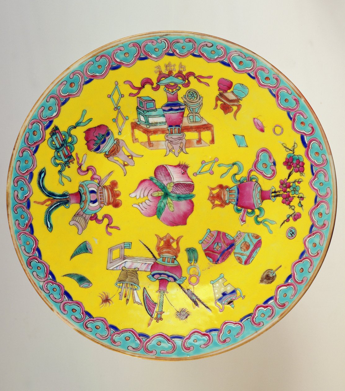 Dekoreret tallerken, 1736-95 (keramik) af Chinese School