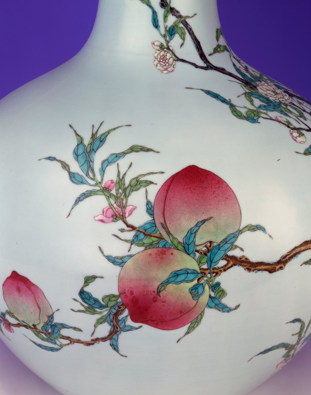 Detalje fra en storslået famille rose ni-fersken kugleformet flaskevase, 1735-1795 af Chinese School