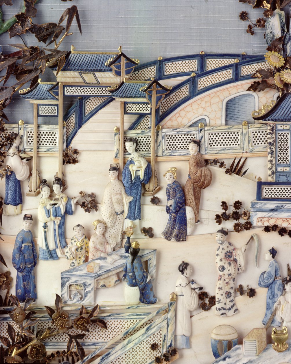 Detalje fra panel, der viser figurer på en terrasse, Qianlong-periode, 1736-95 (polykromt elfenben) (se 203572) af Chinese School