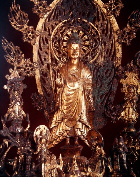 Detalje af en altertavle dedikeret til Buddha Maitreya, 524 (forgyldt bronze) af Chinese School