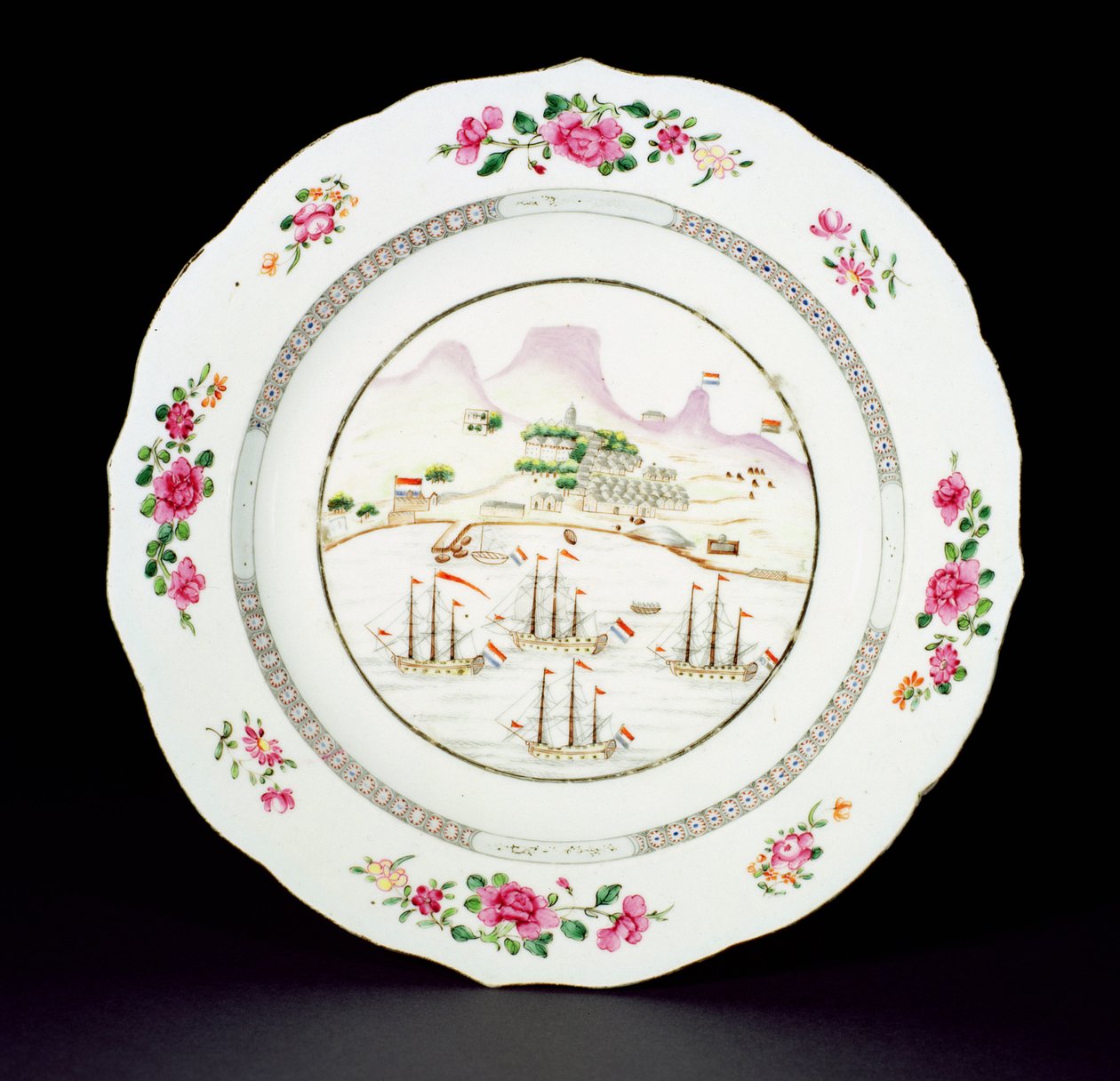 Middagstallerken malet i famille rose-emaljer, der viser Taffelbjerget og fire skibe, der sejler under det hollandske flag ud for Kap det Gode Håb, Qianlong-perioden (1736-95) ca. 1770 (porcelæn) af Chinese School