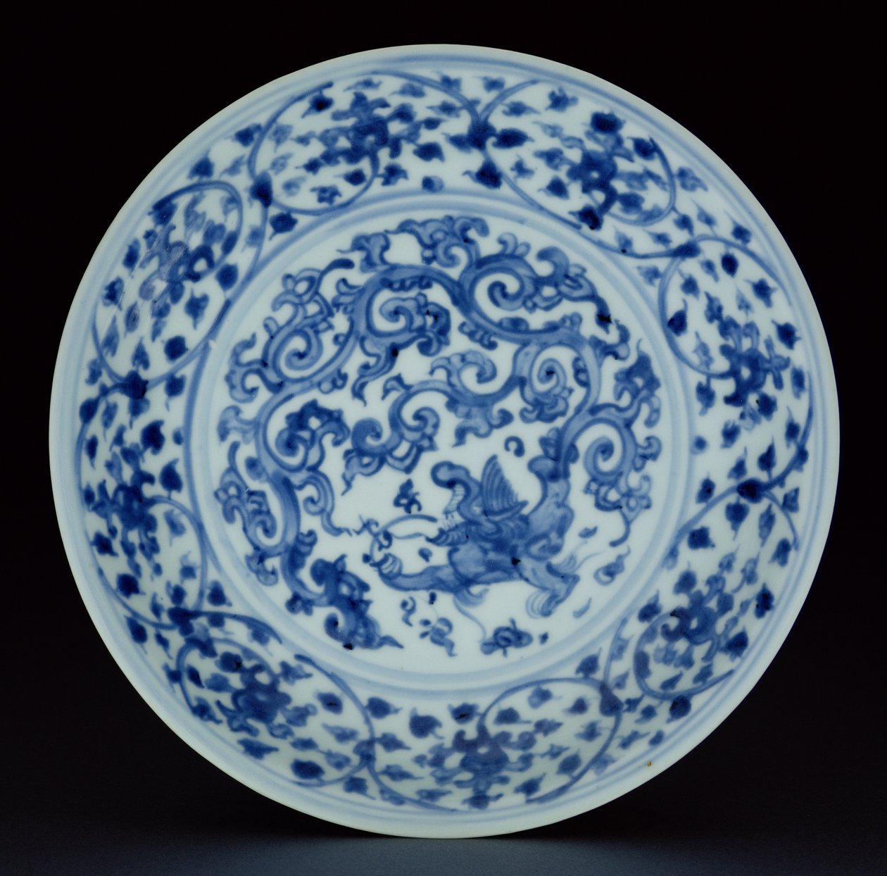 Fad malet med en drage (porcelæn) af Chinese School