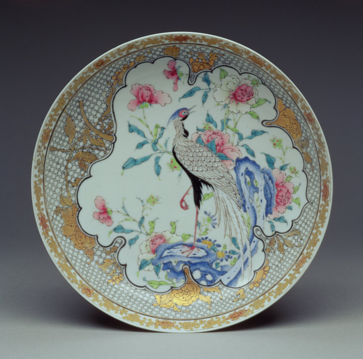 Fad malet med en langhalet fugl, sten og blomster, Yongzheng Periode, 1725-35 (æggeskalsporcelæn) af Chinese School