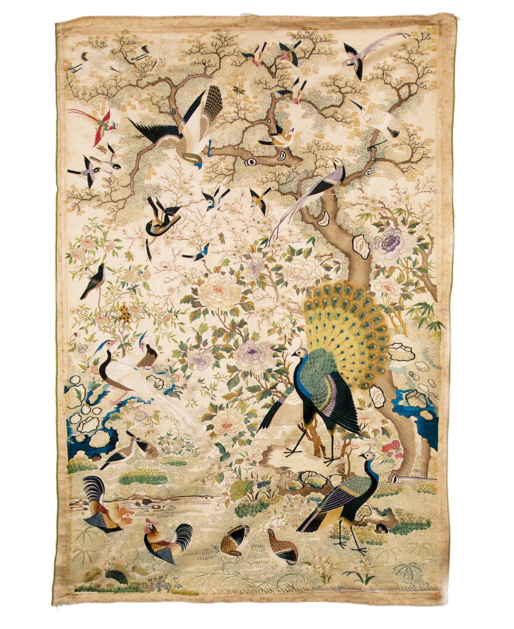 Broderet panel med et par påfugle og talrige andre fugle under et knudret træ med pæoner og prunus blomst, Canton af Chinese School
