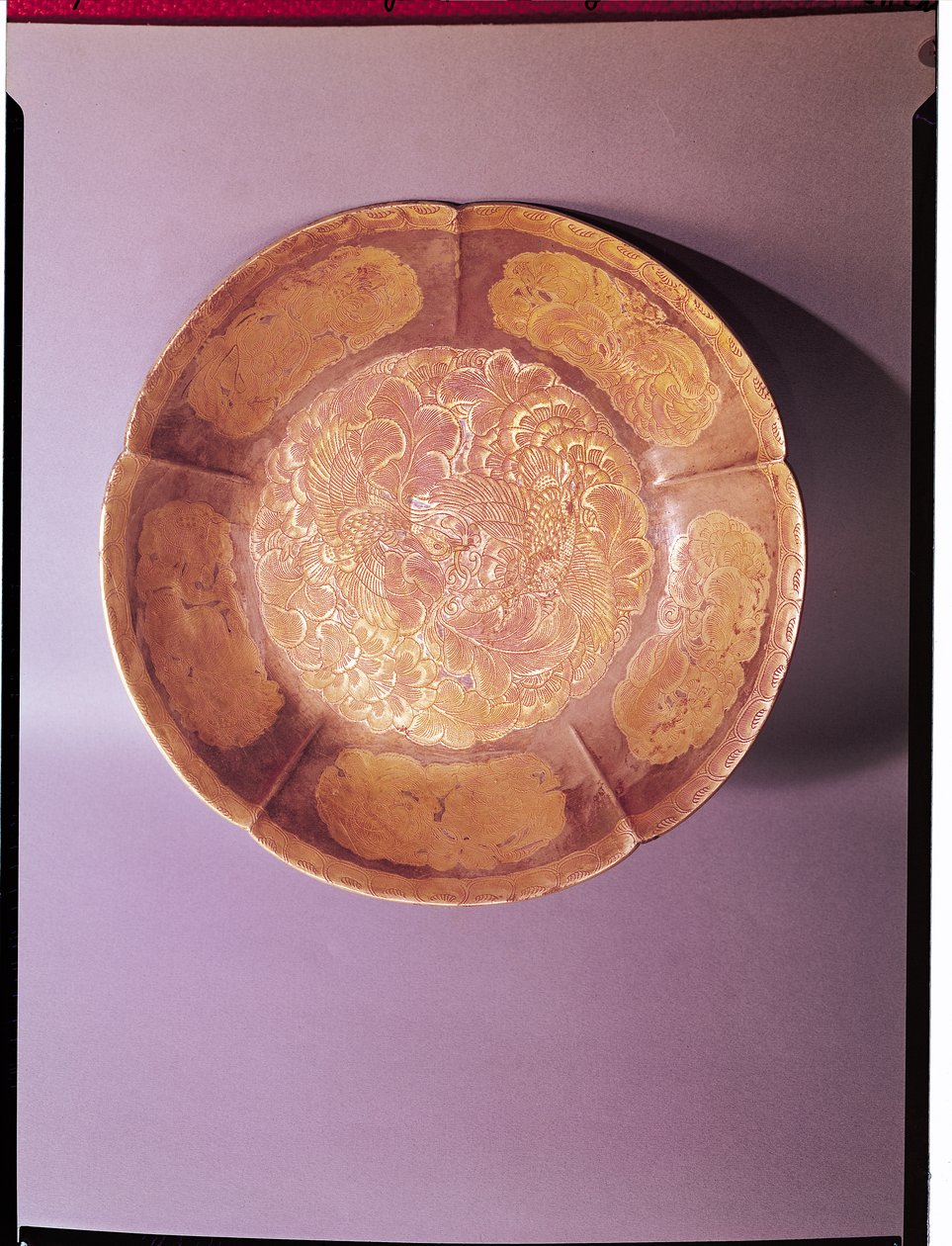 Indgraveret fad, Tang-dynastiet (618-907) (guld og sølv) af Chinese School