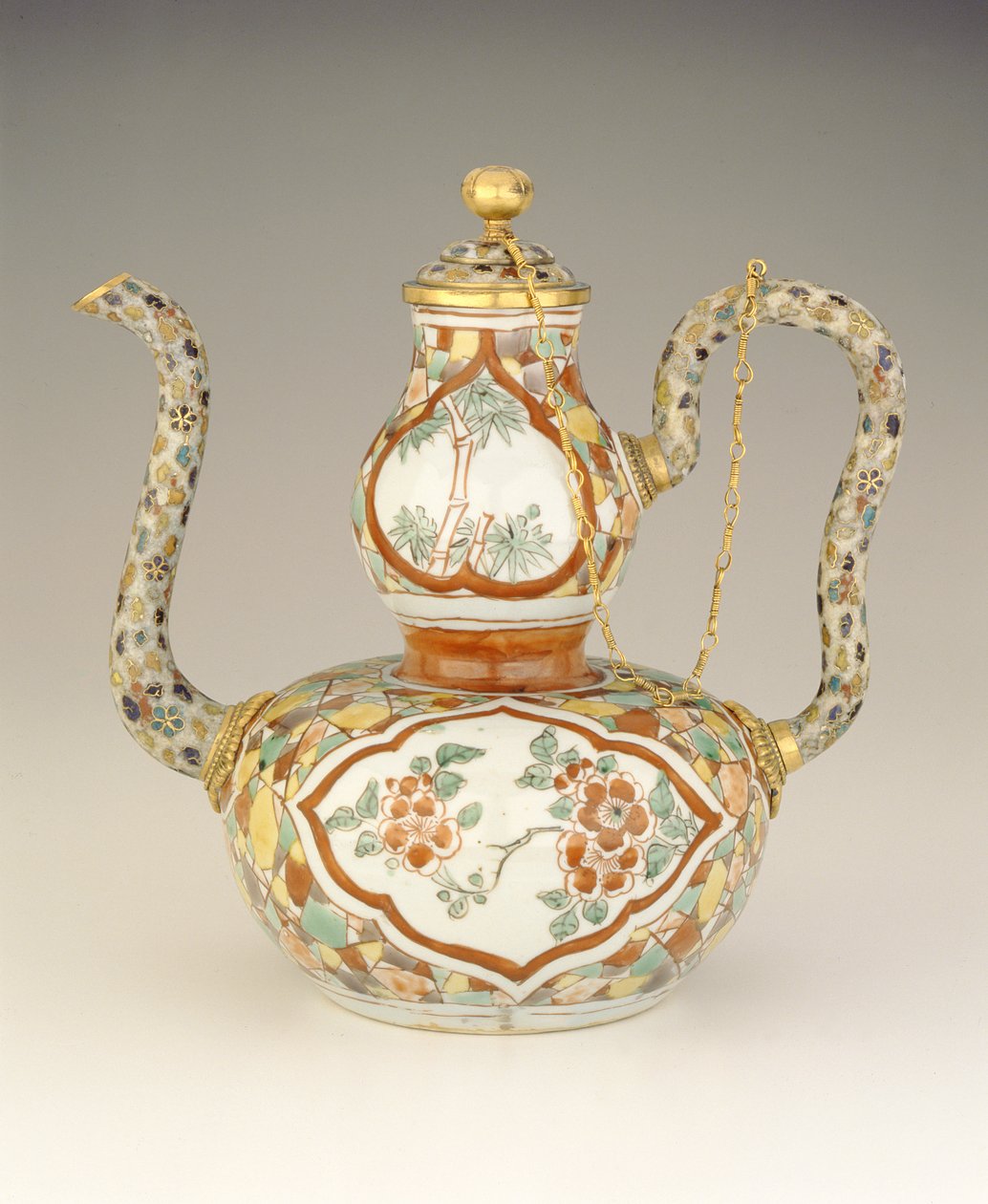 Ewer, Late Ming-dynastiet, Tianqi-perioden, 1621-27 (porcelæn og cloisonne-emalje) af Chinese School