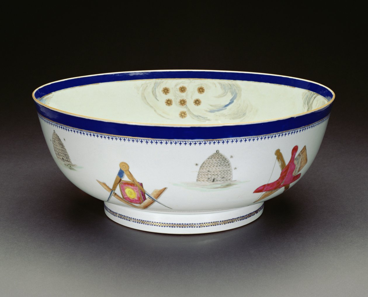 Famille Rose Export Masonic Bowl, Qianlong periode, 1736-95 (porcelæn) (se også 133044 & 133046) af Chinese School