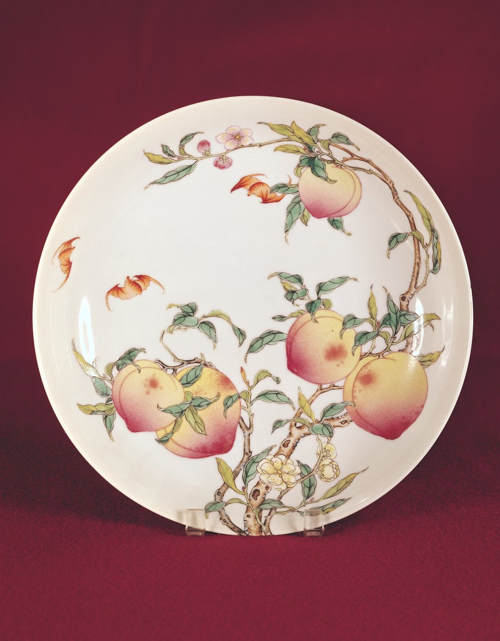 Famille rose tallerken dekoreret med et mønster af abrikoser, Qing-dynastiet (porcelæn) af Chinese School