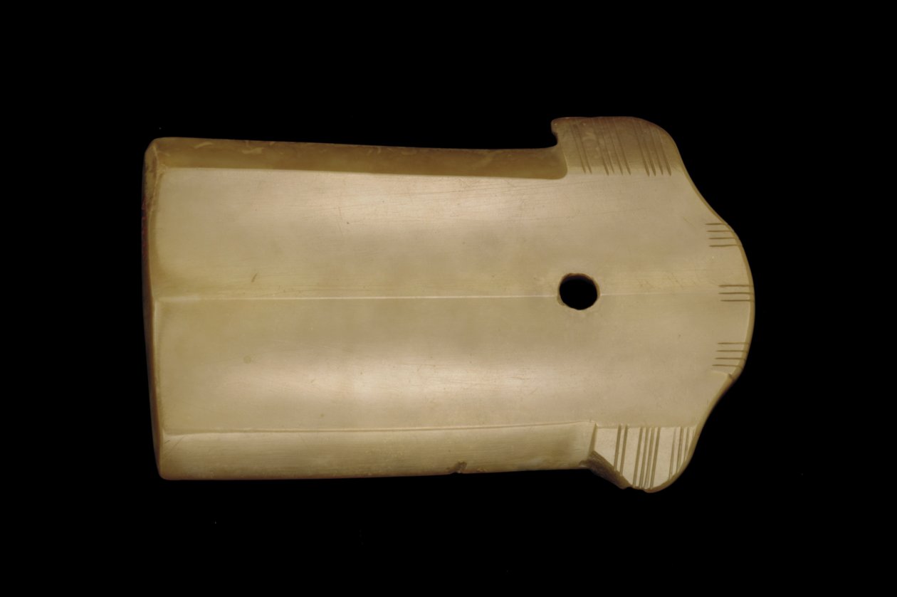 Fragment af dolkøkse (ge) sent Shang til tidligt vestlige Zhou-dynasti, 12.-10. århundrede f.Kr. (jade) af Chinese School