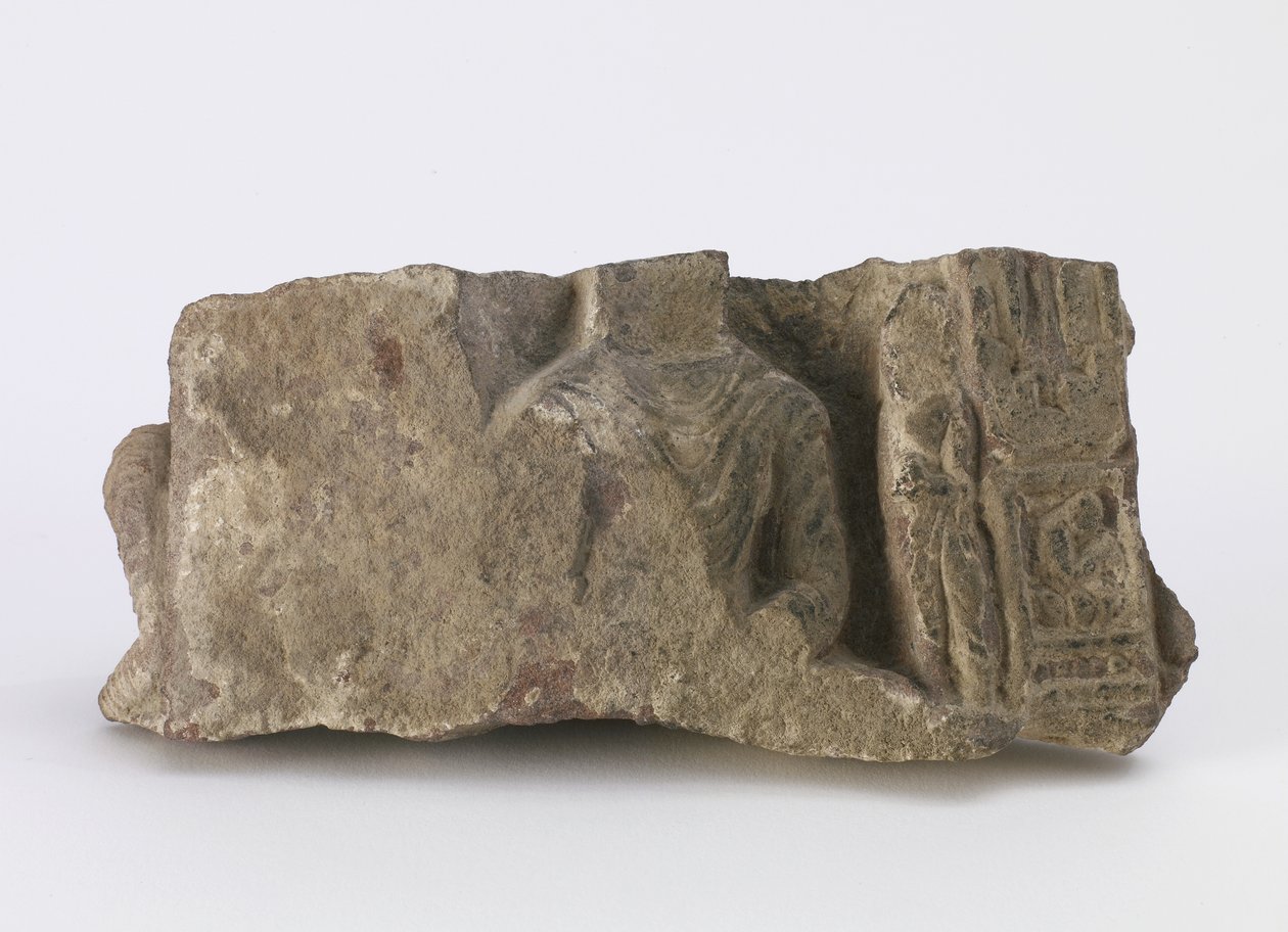 Fragment, der viser torso af siddende Buddha, en stående Bodhisattva og to kartoucher på forsiden, ca. 500 af Chinese School