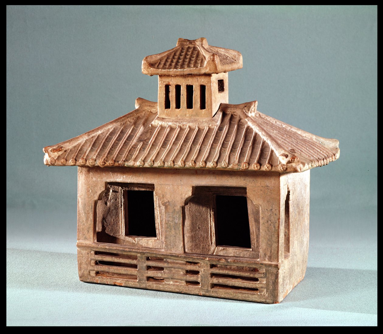 Begravelsesmodel af et hus, Han-dynastiet (206 f.Kr.-220 e.Kr.) (terracotta) af Chinese School