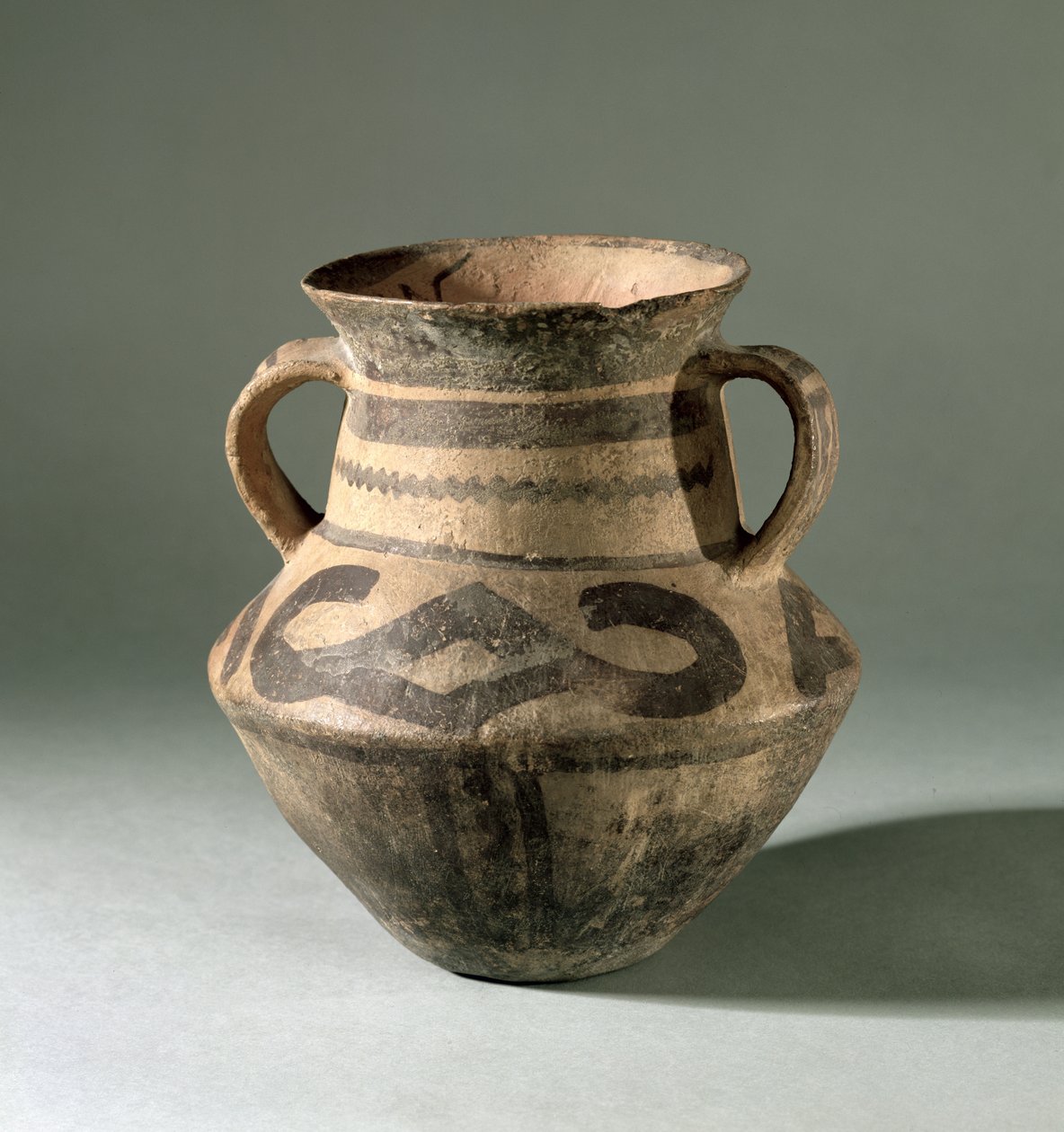 Krukke, fra Gansu-provinsen, ca. 1300-700 f.Kr. (ler) af Chinese School