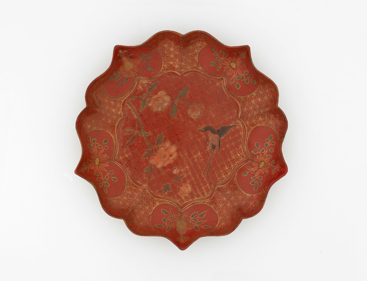 Lakeret fad med indhugget guld og malet dekoration, 1500-1600 tallet af Chinese School