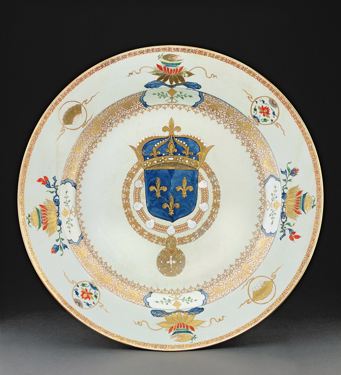 Stor våbenoplader med våben fra kongen af Frankrig, ca. 1730 (porcelæn) af Chinese School
