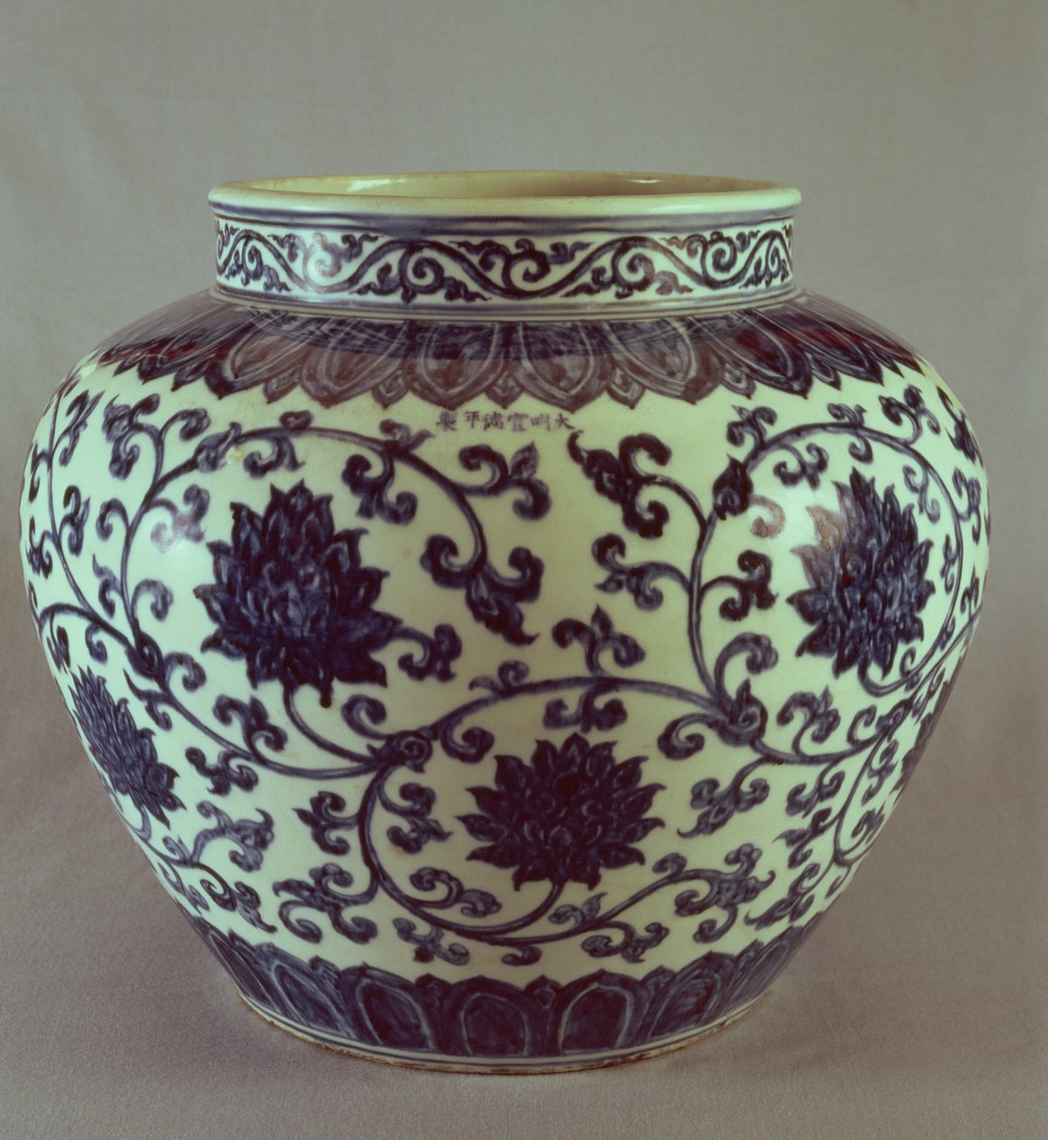 Stor blå og hvid Ming-vase med Hsuan Te-mærket, 1426-35 af Chinese School