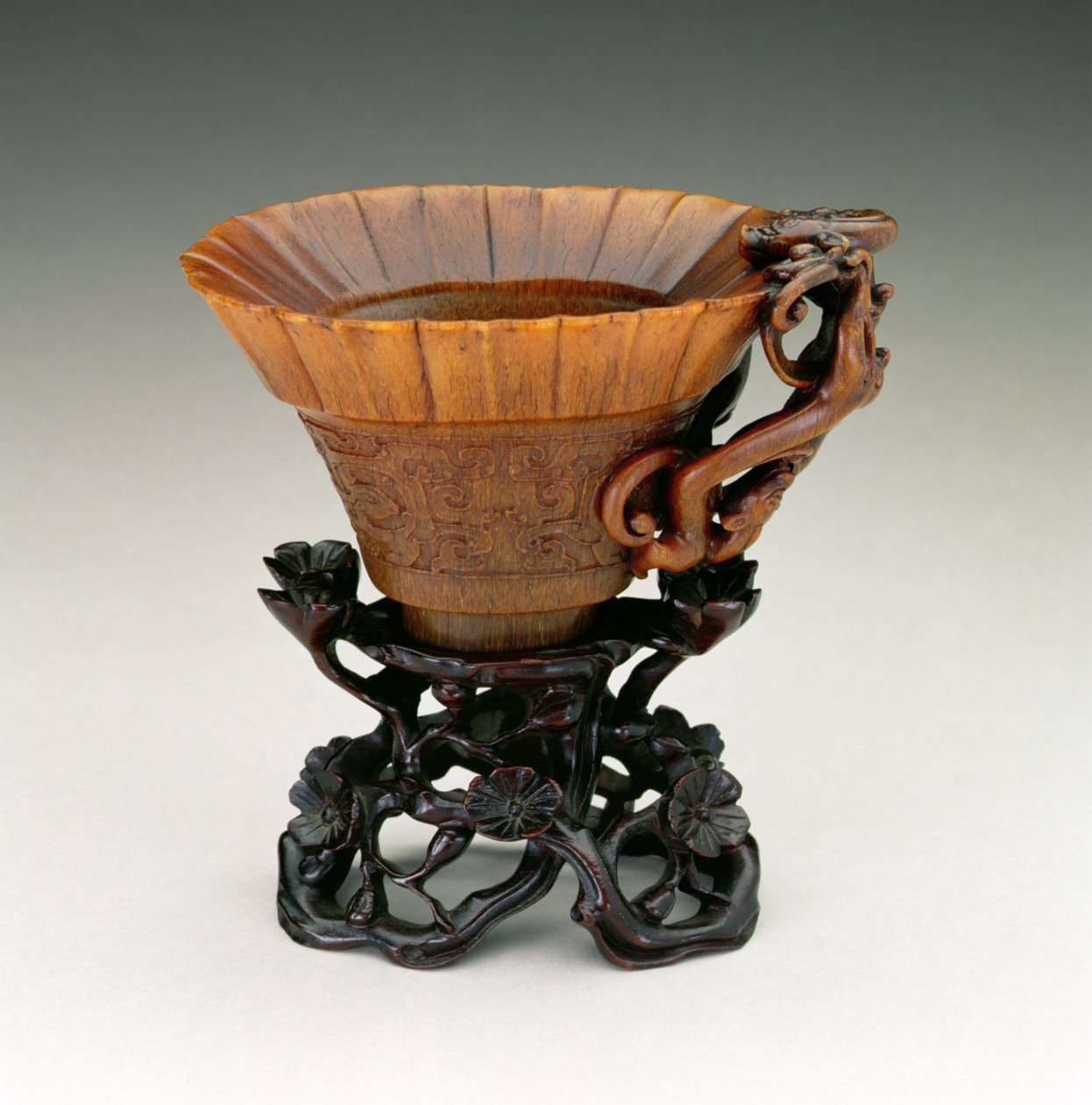 Drægtelsesbæger, Qianlong-periode 1736-95, Ching-dynasti, kinesisk, midten af det 17. århundrede (udskåret næsehornshorn) (se 142638, 142654-5) af Chinese School