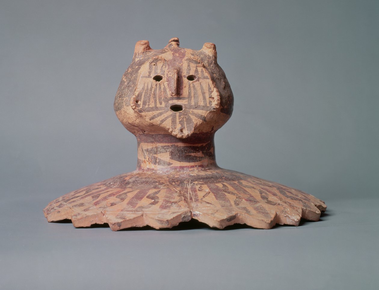 Låg fra en Yangshao-gryde, muligvis forestillende ansigtet af en shaman, Yangshao-perioden, ca. 2500 f.Kr. (lertøj) af Chinese School