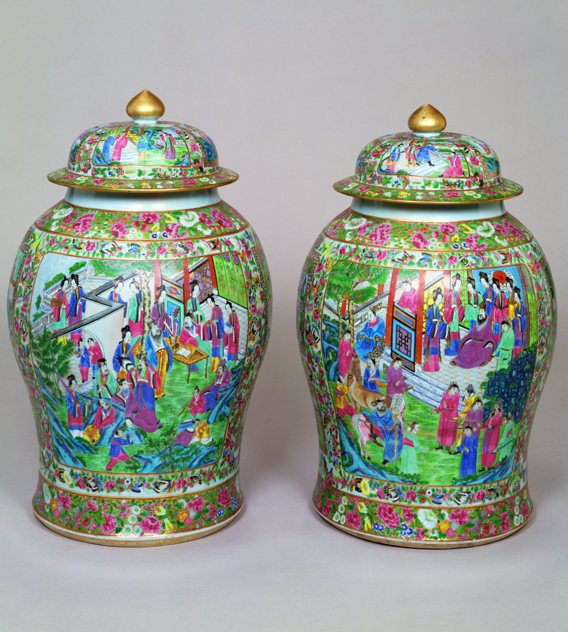 Par Canton famille rose balustervaser og kuplede betræk, tidligt 1800-tal af Chinese School