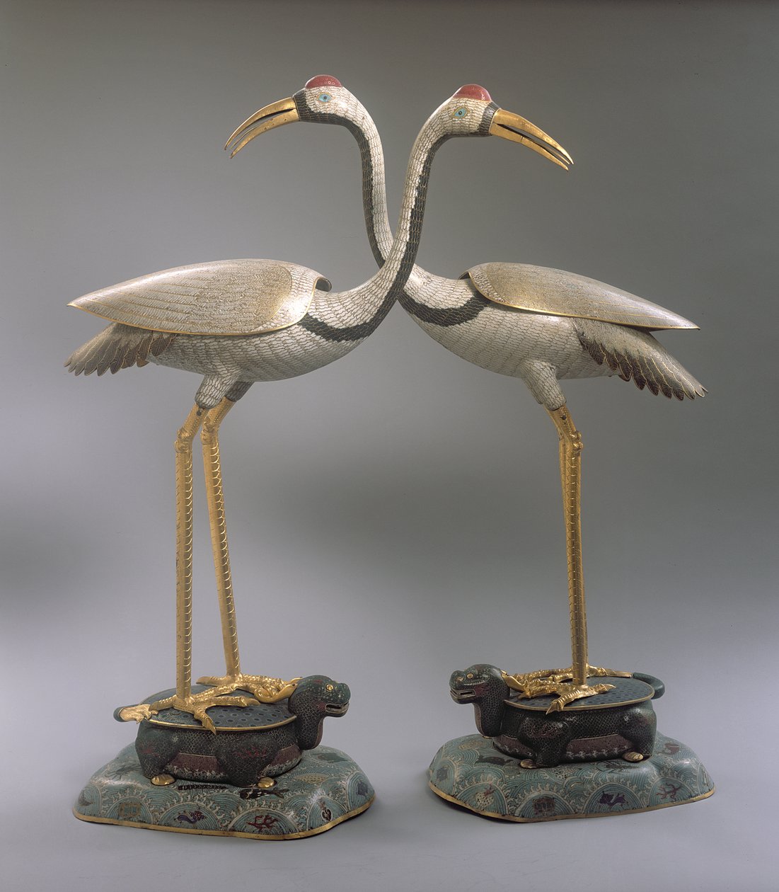 Et par kranerøgelsesbrændere, fra Qianlong-perioden (1736-95) (cloisonne-emalje) af Chinese School