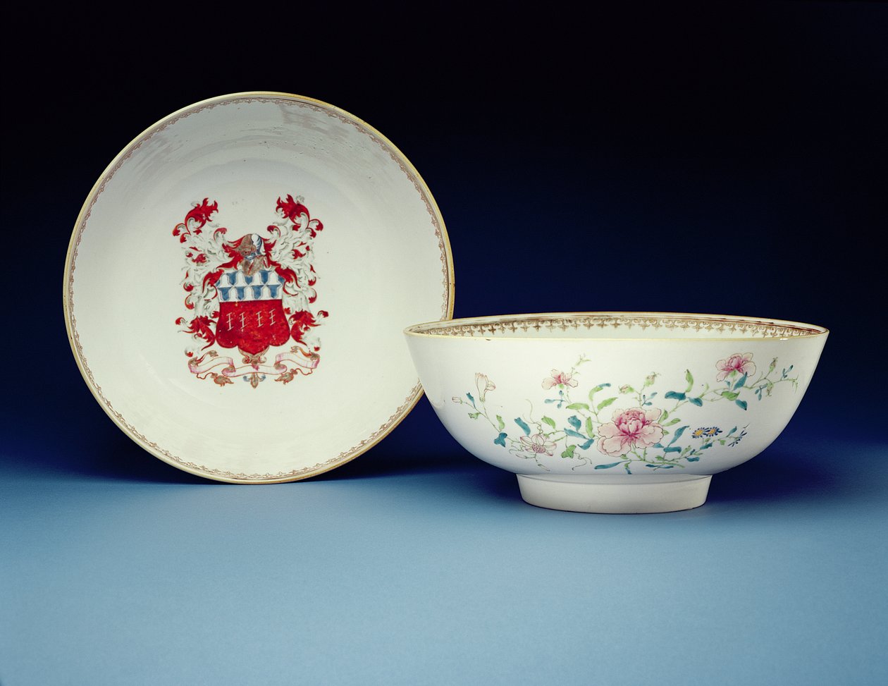 Et par skåle dekoreret i famille rose emalje med armene fra Joynes, Yongzheng periode (1723-35) (porcelæn) af Chinese School