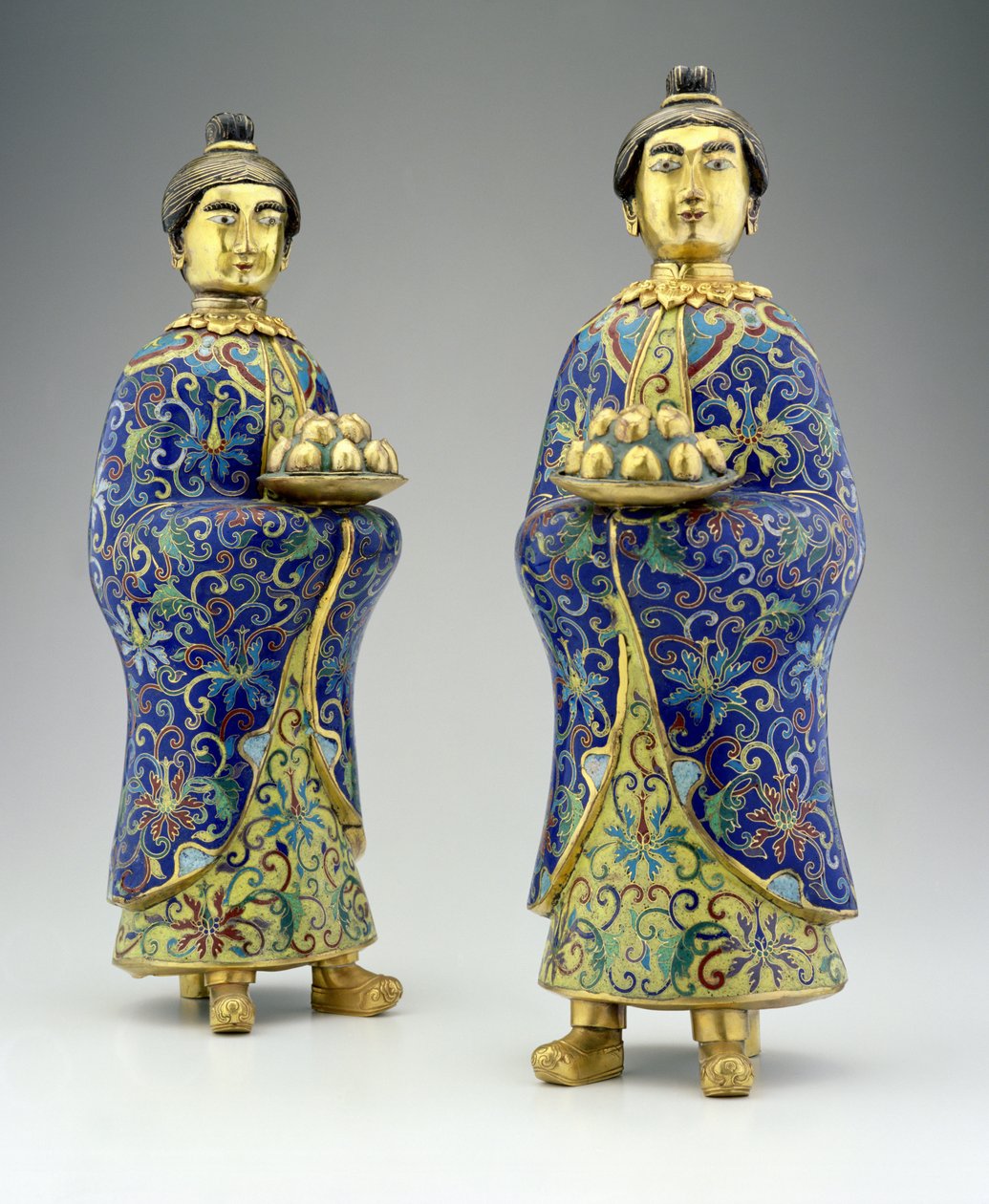Et par kvindelige ledsagere, Qianlong-periode, 1736-95 (cloisonne-emalje) af Chinese School