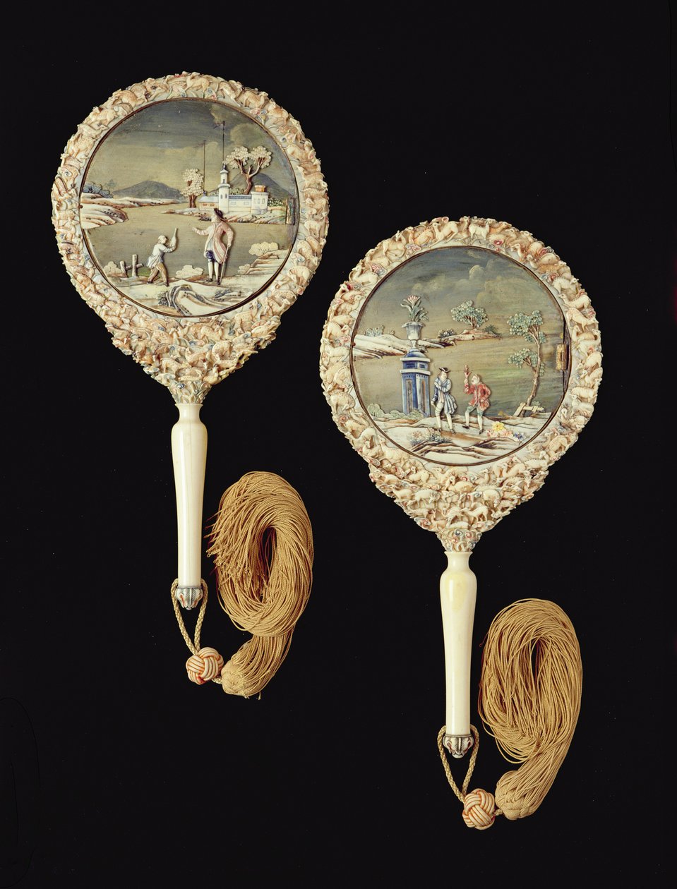 Et par håndspejle, sandsynligvis lavet i Canton, Qianlong-perioden, 1736-95 (polykromt elfenben) (se 207209) af Chinese School