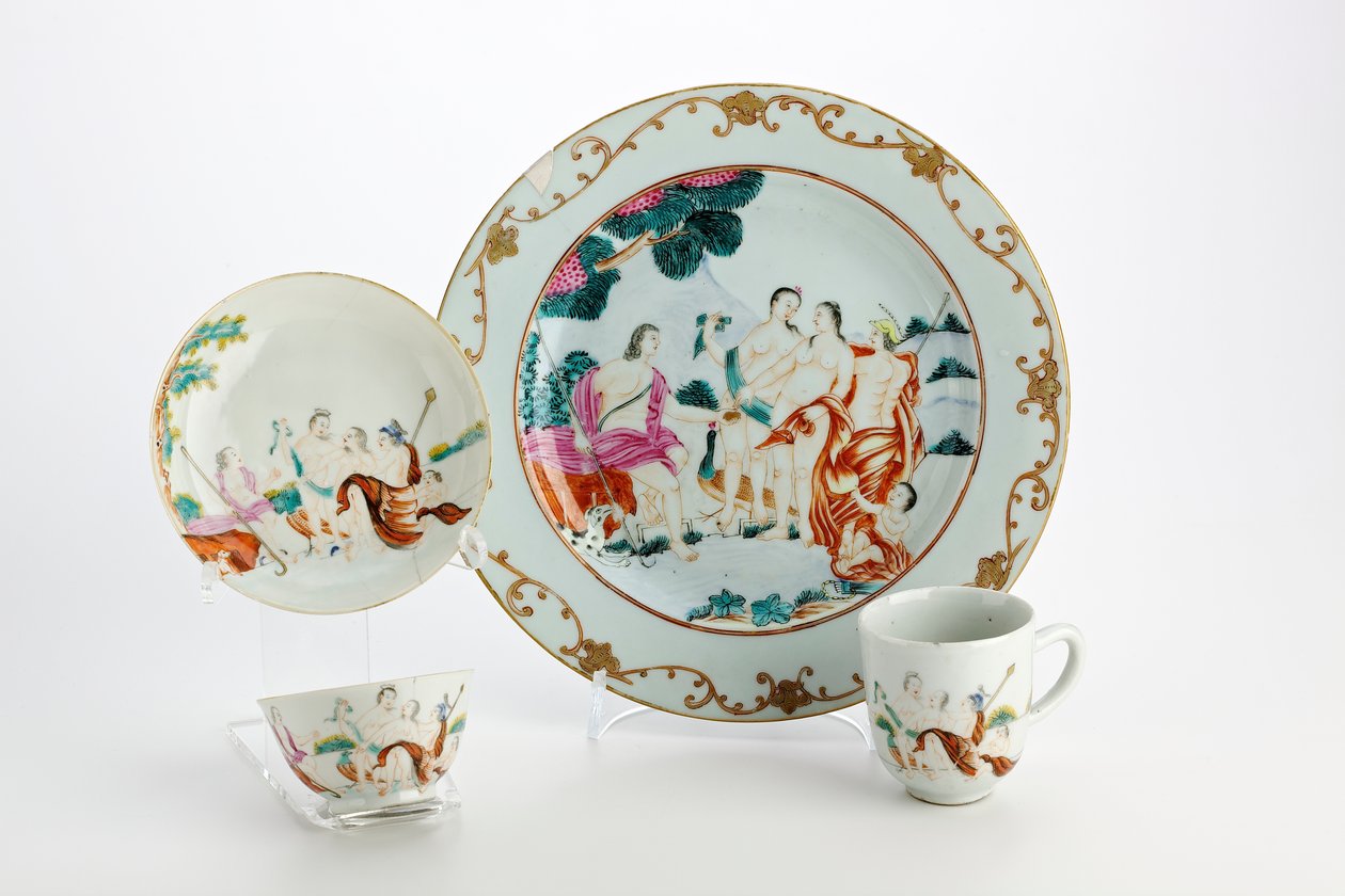 Tallerken, teskål, kaffekop og underkop dekoreret med fremstillinger af Paris-dommen (porcelæn) af Chinese School