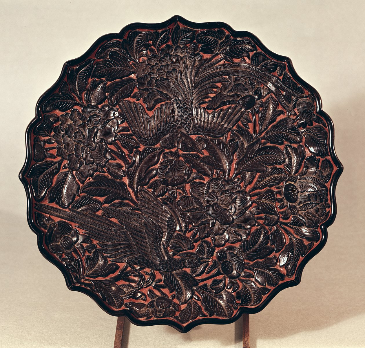 Tallerken med blomstermotiver og to fugle, Yuan-dynastiet (1271-1368) (lakeret træ) af Chinese School