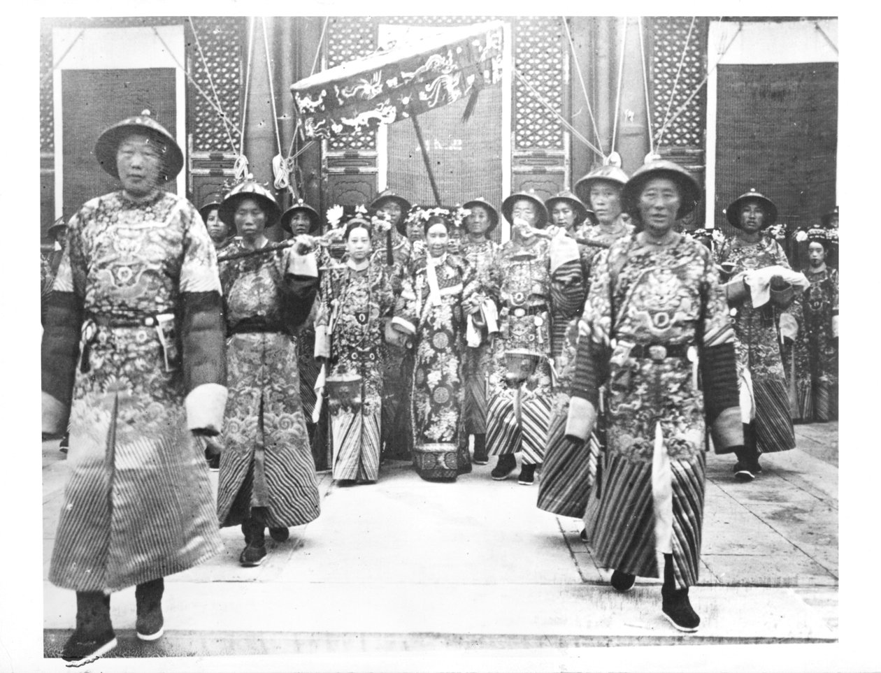Portræt af TzU-Hsi (1835-1908) Enkekejserinde af Kina med ventende damer og vagter af Chinese School