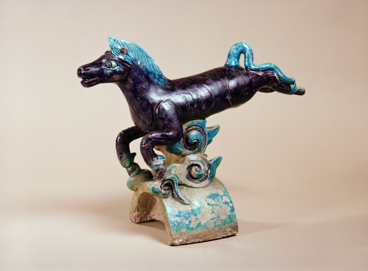 Ridge flise med flyvende hest design, Ming (keramik) af Chinese School
