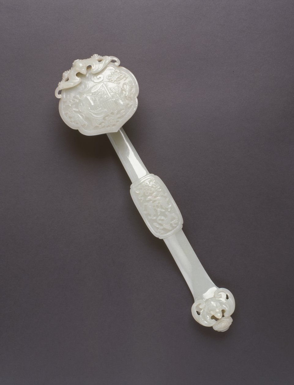 Ruyi scepter (celadon sten) (for detaljer se 241131 & 241132) af Chinese School